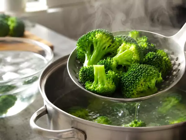 Hur tillagar man broccoli så att den förblir riktigt grön och lite krispig?