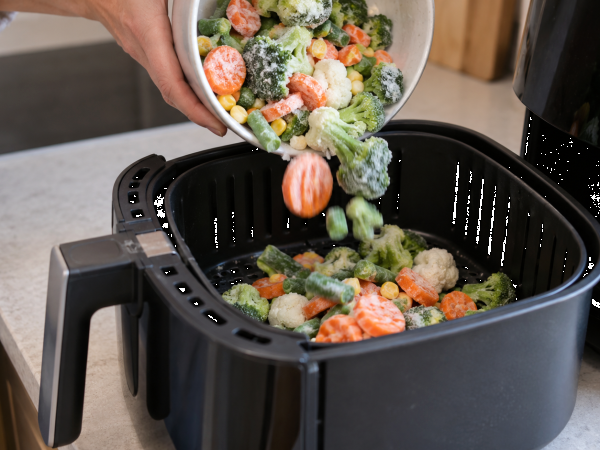 Frysta grönsaker i Air Fryer: måste man verkligen tina dem innan tillagningen?