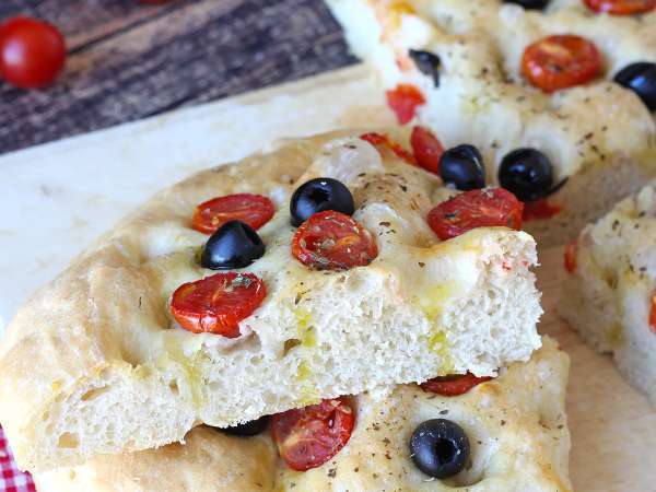 Denna tjocka focaccia med körsbärstomater och oliver charmar redan med sin doft: ett recept som är värt att prova