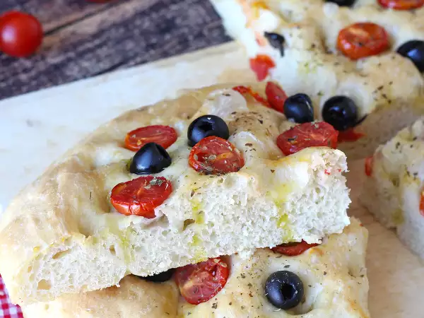 Denna tjocka focaccia med körsbärstomater och oliver charmar redan med sin doft: ett recept som är värt att prova