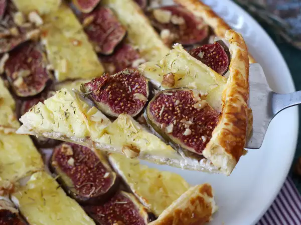 Innan fikonäsongen är över, prova den här tunna pajen med brie och valnötter