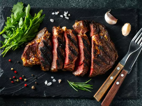 Förlorar ditt kött mycket saft när du skär upp det? Att vänta några minuter kan göra stor skillnad