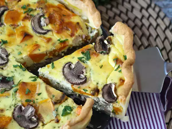 Quiche med hokkaidopumpa och svamp: ett enkelt och mjukt höstrecept