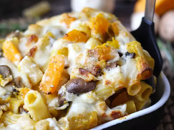 Den här pastagratängen förenar krämighet med höstens dofter och låter säsongens smaker ta plats på bordet