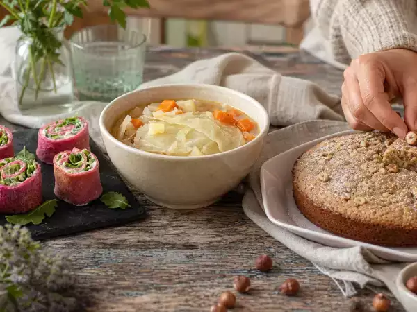 Dagens meny, 23 oktober: färgstarka rödbetsrullar, enkel kålsoppa och mjuk hasselnötskaka
