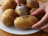 Artiklar: Ska man verkligen sticka potatis innan man kokar den? Vi undersökte!