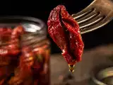 Artiklar: Soltorkade tomater i olja: ett smakkoncentrat i skafferiet och 10 recept för att få ut det mesta av det.