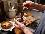 Artiklar: Dagens meny, 6 maj: Mjukkokta ägg, camembert- och äppeltårta samt kaffepudding