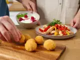 Artiklar: Dagens meny, 23 maj: luftfrysta panerade babybel, kebab med kyckling och paprika, yoghurt- och hallonglass