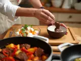 Artiklar: Dagens meny, 21 maj: en smakfull resa med ceviche, spansk gryta och mjuk pepparkaka
