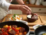 Artiklar: Dagens meny, 21 maj: en smakfull resa med ceviche, spansk gryta och mjuk pepparkaka
