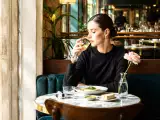 Artiklar: Bordet för en teori: varför det inte längre känns som ett nederlag att äta ensam, utan som en liten lyx
