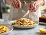 Artiklar: Dagens meny, 2 juli 2026: krispig pastaomelett, frisk lax- och zucchinipasta och Oreo-jordnötsbrownie