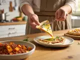 Artiklar: Dagens meny, 1 juli 2026: färgstark lins- och sötpotatissallad, pizza tortilla express och klassisk äppeltårta