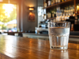 Artiklar: Hettvåg: Är en bar skyldig att bjuda på ett glas vatten om man inte beställer något?