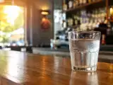 Artiklar: Hettvåg: Är en bar skyldig att bjuda på ett glas vatten om man inte beställer något?