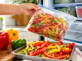 Artiklar: Hur man fryser in paprika på sommaren för att kunna använda dem hela vintern: det steg som förhindrar att de förstörs