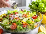 Artiklar: Har du hällt för mycket salt i salladen? Ett knep som återställer den rätta smaken utan att använda vatten
