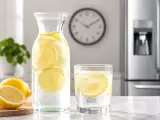 Artiklar: Förbereder du citronvattnet i förväg? Ta reda på efter hur många timmar det inte längre är bra att dricka det och vad som händer då
