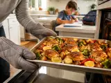 Artiklar: Känns det omöjligt att laga middag en vardagskväll? Låt bakplåten sköta jobbet