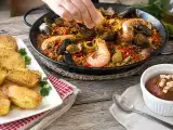 Artiklar: Skaldjurspaella med saffran och vegansk hasselnötskräm