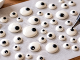 Artiklar: Lär dig göra sockerögon hemma och sätt en lekfull prägel på dina Halloween-desserter