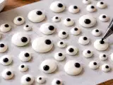 Artiklar: Lär dig göra sockerögon hemma och sätt en lekfull prägel på dina Halloween-desserter