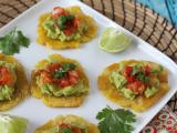 Recept Patacones, colombiansk plantaintoast med guacamole och tomater