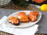 Recept Färsk getost och rökt lax på rostat bröd