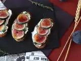 Recept Smörgåsar med fikon, färsk getost, honung och rosmarin