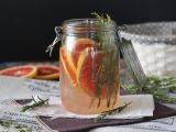 Recept Vatten med smak av grapefrukt och rosmarin: en detoxdryck utan tillsatt socker