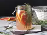 Recept Vatten med smak av grapefrukt och rosmarin: en detoxdryck utan tillsatt socker