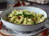 Recept Kall pasta med zucchinipesto, buffelmozzarella och soltorkade tomater