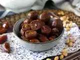 Recept Energibollar av dadlar med ett rinnande hjärta av jordnötssmör