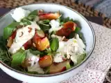 Recept Söt och salt sallad med rostade persikor, ruccola och burrata (söta sommarsmaker)