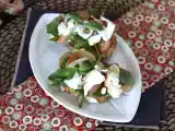 Recept Rucola, rostade persikor och burrata på rostat bröd: en supergod kombination av sött och salt!