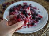 Recept Frysta yoghurtbarer med röd frukt