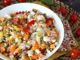 Recept Vegetarisk rissallad: fetaost, majs, morötter, ärtor, körsbärstomater och mynta