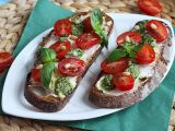 Recept Smörgåsar med färskost, pesto och körsbärstomater