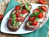 Recept Smörgåsar med färskost, pesto och körsbärstomater