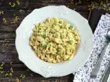 Recept Risotto med coquilletter, ärtor, zucchini, vitlök och örtost