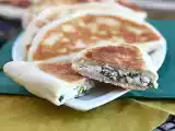 Recept Turkiska pannkakor fyllda med fetaost, citron och persilja - gözleme