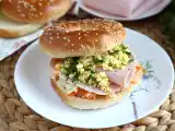Recept Bagelsandwich med kalkon, coleslaw och hårdkokt ägg