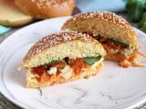 Recept Marinerad kycklingsmörgås med coleslaw, tomater och basilika