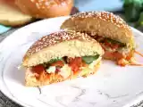 Recept Marinerad kycklingsmörgås med coleslaw, tomater och basilika