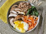 Recept Vegetarisk buddha bowl med bovete, grönsaker och pocherat ägg