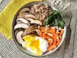Recept Vegetarisk buddha bowl med bovete, grönsaker och pocherat ägg