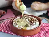 Recept Ugnsrostad camembert med honung och valnötter