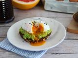 Recept Avokado toast med pocherat ägg