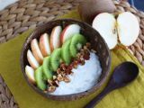 Recept Yoghurtsnacks med kokos, äpple, kiwi och hasselnötter
